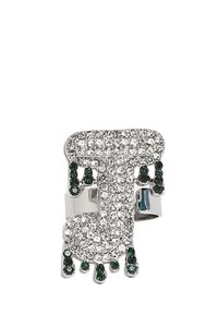 Rhinestone bogstav "J" ring med sølv metal, grønne accenter og hængende dekorationer. Overfladen er skinnende med en struktureret finish.