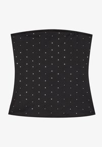 Top negro sin tirantes hecho de un tejido elástico, que presenta una cuadrícula de pequeños adornos brillantes distribuidos uniformemente por toda la superficie.
