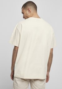 Southpole SOUTHPOLE COLLEGE SCRIPT - T-shirt con stampa - sand