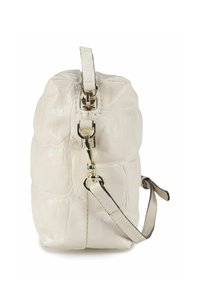 Borsa a tracolla in ecopelle color crema con texture, design trapuntato, dettagli in oro e tracolla regolabile. Chiusura con cerniera nella parte superiore.