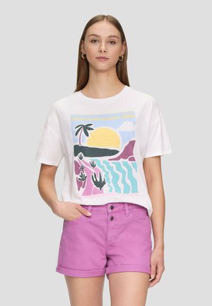 T-shirt en coton blanc avec un graphique coloré représentant un coucher de soleil, des palmiers et des vagues. Assorti à un short en coton rose avec une fermeture à bouton.