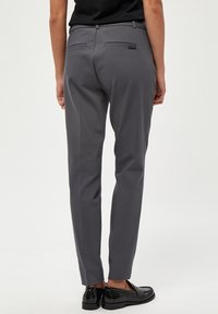 Minus MIDAYA PANTS 7/8 - Chinos tipa bikses - dark grey