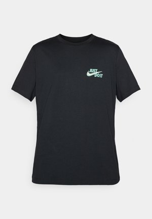 Schwarzes Baumwoll-T-Shirt mit kurzen Ärmeln und Rundhalsausschnitt, mit einem hellblauen "Just Do It"-Logo auf der oberen linken Brust.