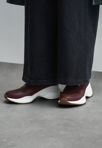 MICHAEL Michael Kors ZUMA - Αθλητικά παπούτσια - oxblood