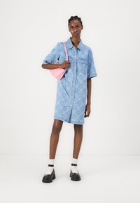ONLY ONLBELLE BUTTON DRESS - Haljina-majica - light blue denim