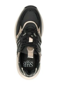 Schwarzer und metallischer Sneaker aus Netz- und Synthetikmaterialien, mit abgerundeter Zehenpartie, flacher Schnürung und Logodetail auf der Innensohle.