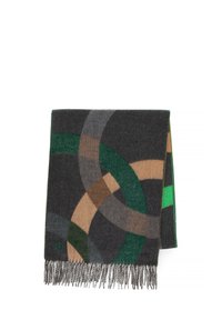 Bufanda de mezcla de lana en gris oscuro, con patrones circulares abstractos en verde, beige y marrón, acabada con flecos en el borde inferior.