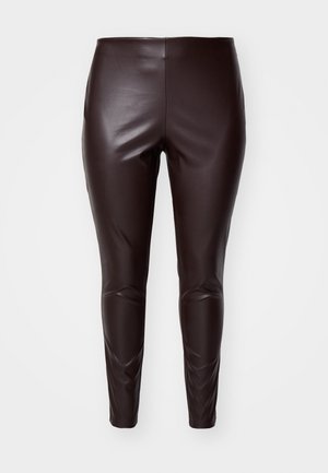 Barna műbő leggings sima textúrával, testhezálló kialakítással és térd részletekkel, magas derékkal és szűkített lábnyílásokkal.