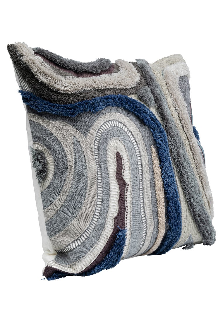Texturiertes Kissen mit geschwungenen, mehrfarbigen Mustern in Grautönen, Creme und Marine. Weiche, flauschige Materialien mit verschiedenen Texturen.