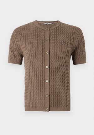 Brun kortermet cardigan med et teksturert strikkemønster, rund hals, frontknap-lukking og en liten logo på venstre bryst.