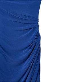 Blaues Kleid aus weichem, texturiertem Stoff mit drapiertem Detail, das körperbetonende Falten auf einer Seite erzeugt.