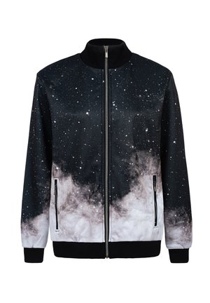Giacca zip-up bianca e nera con stampa galattica e stelle, colletto alto e tasche laterali con zip, realizzata in un tessuto morbido.
