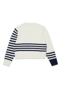 Strikkegenser med hvit kropp og marineblå striper på ermene og nederste del. Har rund hals og ribbestrikkede mansjetter og falden.
