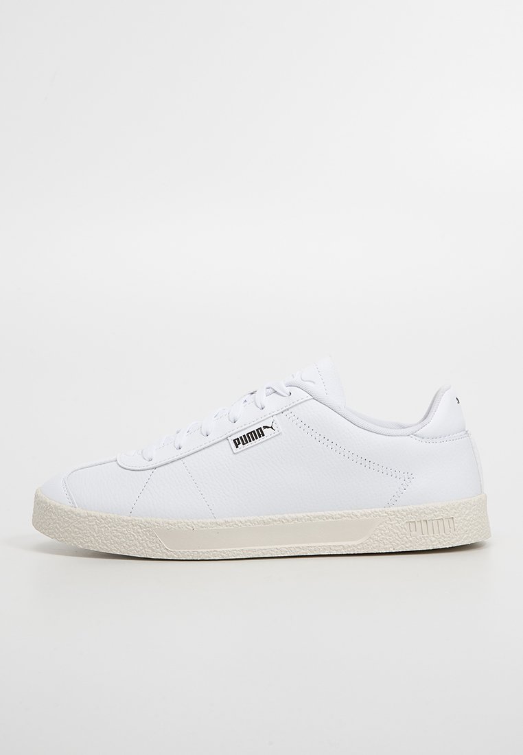 Białe trampki z teksturowanej skórzanej cholewki, sznurowane z przodu, z kremową gumową podeszwą. Posiadają małe logo Pumy po boku.