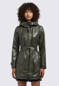 Olijf groene, glanzende stoffen jas met capuchon, aantrekkoord, riem op de taille en ritssluiting. Bevat een subtiele logo in het zwart.
