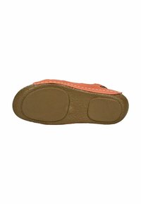 Chaussure pour enfant avec un dessus corail vif, semelle extérieure texturée de couleur marron clair, détails cousus et fermeture éclair pour un enfilage facile.