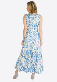 Ein blumiges Maxikleid mit einem taillierten Oberteil und einem ausgestellten Rock. Der Stoff ist leicht und hat ein Muster aus blauen, lila und orangefarbenen Blumen.