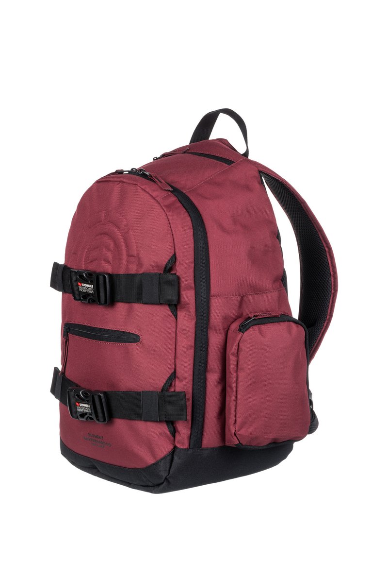 Mochila de tela burdeos con acentos negros, cuenta con correas ajustables, dos bolsillos frontales y cierres de hebilla, con un diseño de superficie texturizada.