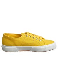 Baskets basses en toile jaune avec semelle en caoutchouc blanche et cinq œillets avec lacets jaunes assortis, vues de profil.