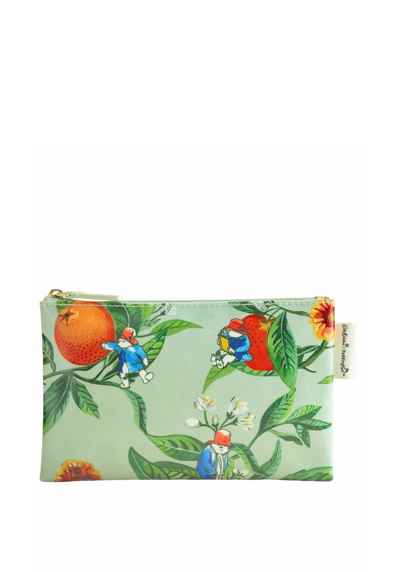 Lukkepose lavet af lysegrønt stof med illustrationer af små figurer med røde hatte blandt orange og blomsterdesigns.