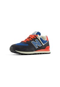 New Balance 574 sneakers kék, szürke és piros színben. Suede és hálós anyagokból készült, élénk narancssárga fűzőkkel és vastag fekete gumitalppal rendelkezik.