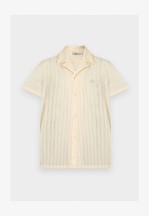 Korte mouw, knoopsluitende crèmekleurige blouse met puntkraag en subtiel verticaal geperforeerd patroon, met een klein geborduurd logo op de linkerborst.