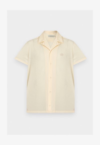 Κοντομάνικο κρεμ πουκάμισο με κουμπιά, μυτερό γιακά και διακριτικό κατακόρυφο διάτρητο σχέδιο, με μικρό κεντημένο λογότυπο στο αριστερό στήθος.