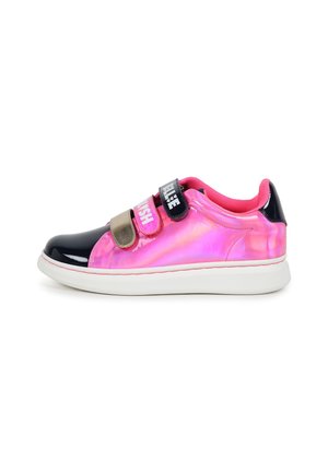 Baskets multicolores avec une coque en vernis rose et noir brillant, dotées de bandes Velcro, d'un col rembourré et d'une semelle en caoutchouc blanche.