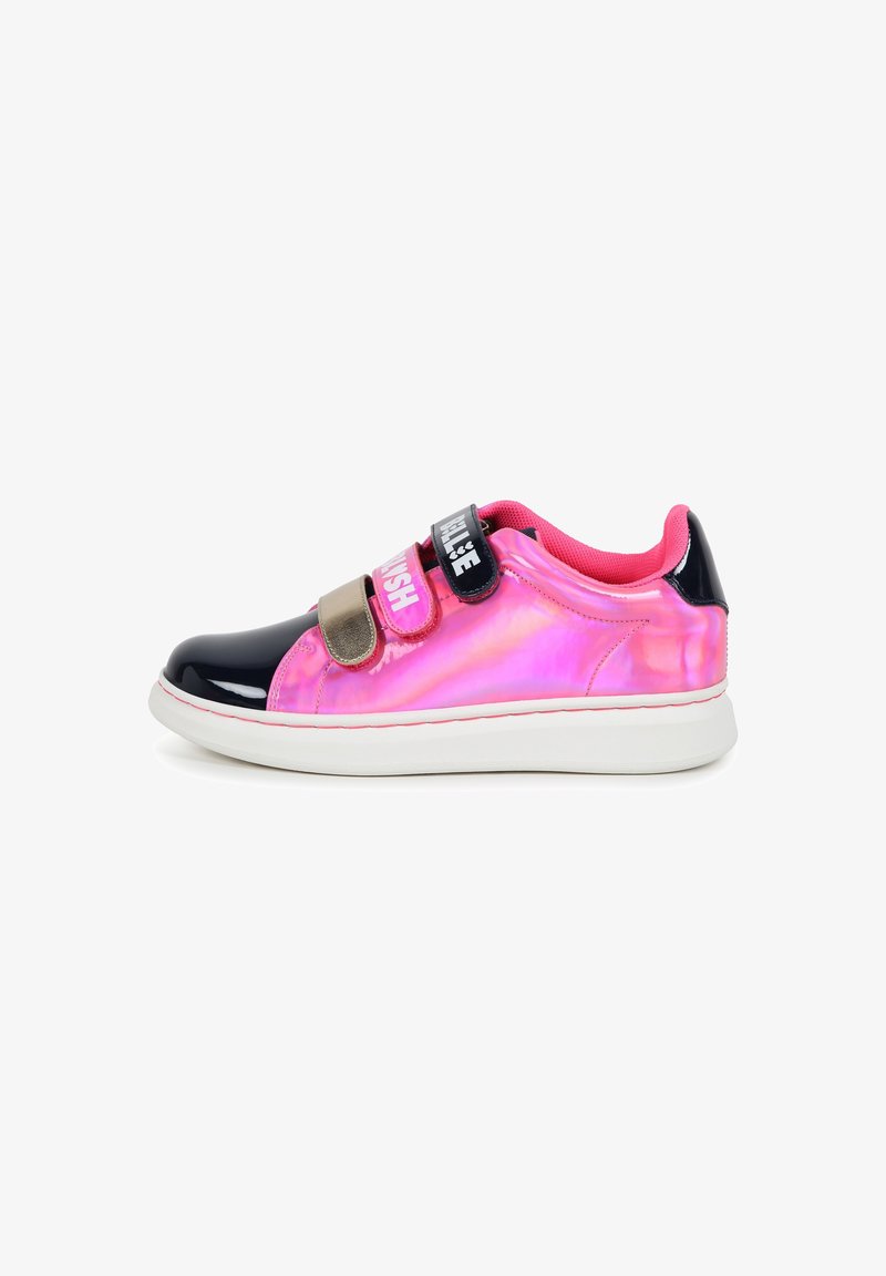 Baskets multicolores avec une coque en vernis rose et noir brillant, dotées de bandes Velcro, d'un col rembourré et d'une semelle en caoutchouc blanche.