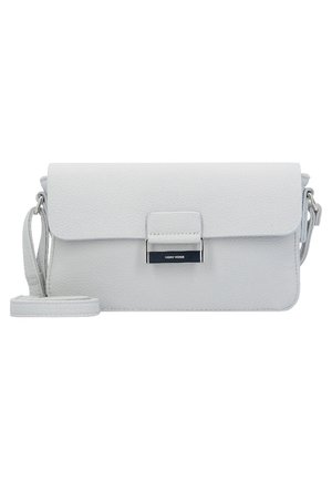 Borsa a tracolla bianca in pelle con finitura testurizzata, pattina ripiegabile, chiusura in metallo argentato e tracolla regolabile. Forma rettangolare.