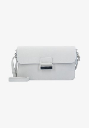 Bolso de mano cruzado de cuero blanco con un acabado texturizado, tapa plegable, cierre de hardware plateado y correa ajustable. Forma rectangular.