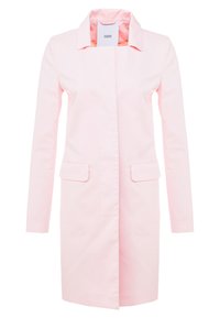 Vaaleanpunainen pitkähihaisten polvipituinen takki, jossa on kaulus ja kaksi etutaskua, varustettuna huomaamattomalla edessä olevalla suljinnella.