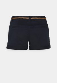 Marina shorts med rullade uppvikningar, försedd med ett flätat bälte i tan och två bakfickor. Tillverkad av lätt tyg.