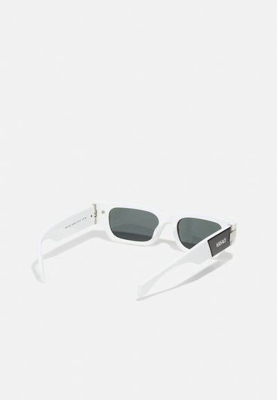 Ochelari de soare din plastic alb cu lentile gri, design unghiular și un accent cu logo-ul negru Versace pe tempă. Brațe texturate cu hipermetalic.
