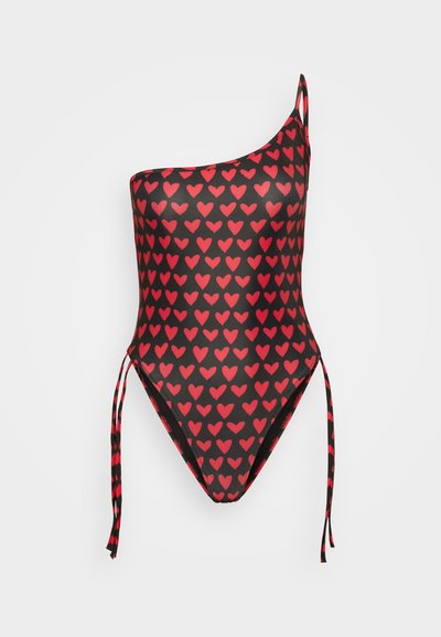 Fato de banho preto de um ombro só com um padrão repetido de corações vermelhos, com atilhos ajustáveis de um lado e uma textura lisa e elástica.