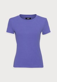 Lila lyhythihainen t-paita sileästä, kevyestä kankaasta, jossa on pyöreä pääntie ja ei näkyviä kuvioita tai koristeita.