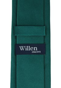 Green fabric tie featuring a smooth texture, with a navy label displaying "Willen since 1972" stitched on it. Classic design, single color.