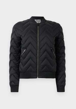 Svart quilted bomberjakke med chevronsting, ribbede mansjetter og midjebånd; har sideglidelåslommer og glidelås foran.