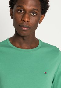Tommy Hilfiger SLIM FIT LONG SLEEVE TEE - Camisola de manga comprida - central green