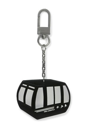 Brelok z srebrnym karabińczykiem i łańcuszkiem, z czarnym mini wagonikiem wyciągu linowego z białymi oknami i tekstem "Karl Lagerfeld".