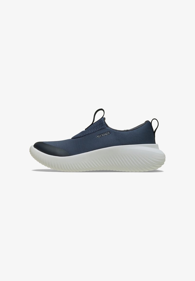 Buty slip-on w ciemnoniebieskim materiale siateczkowym o teksturowanej powierzchni, z białą, amortyzującą podeszwą i kontrastującymi czarnymi akcentami na palcach i pięcie.