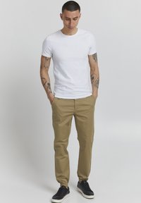Solid SDBISHOP REGULAR FIT - Chinos - sand