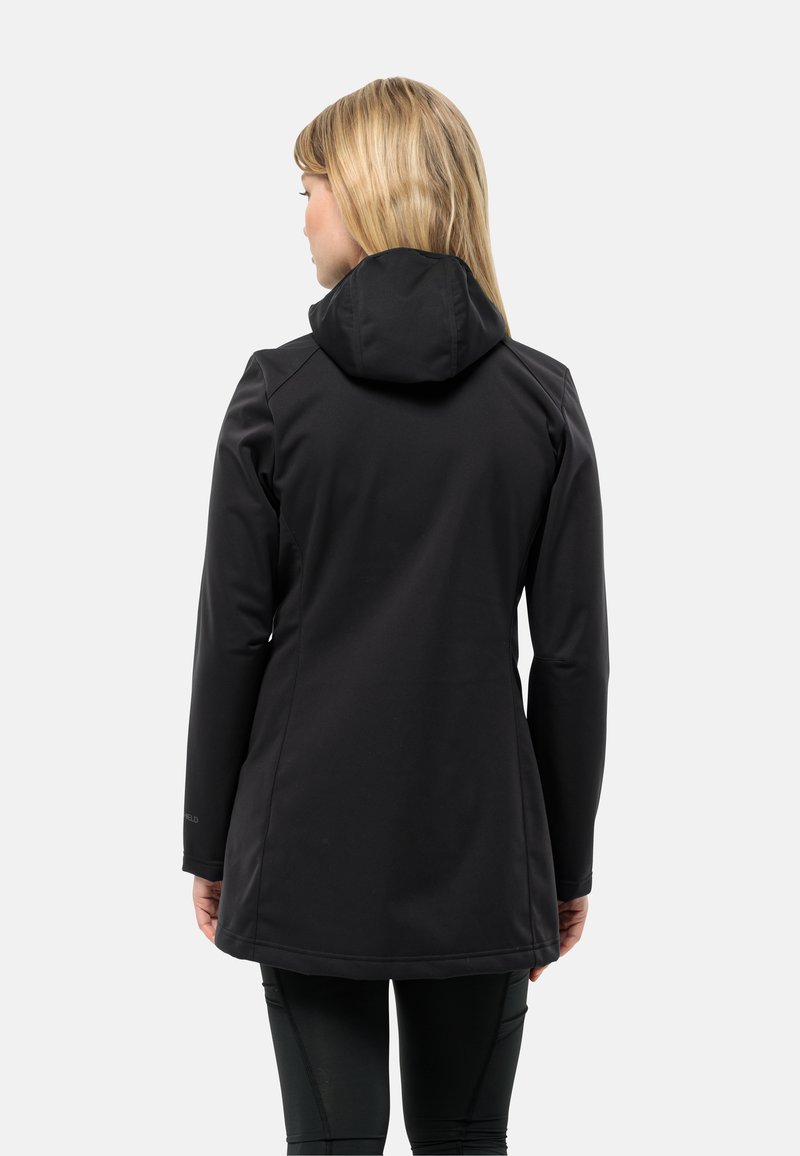 Schwarze Softshelljacke mit Kapuze, schlanker Schnitt, glatte Textur und langen Ärmeln. Gibt es einen leicht ausgestellten Saum und keine auffälligen Muster.