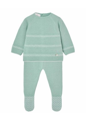 Tenue de bébé tricotée vert menthe avec manches longues, bandes à motifs sur le haut et les pieds, et petit détail de bouton rond sur la chemise.