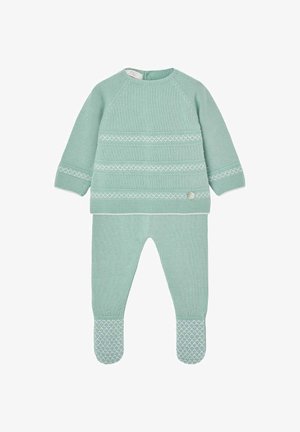 Tenue de bébé tricotée vert menthe avec manches longues, bandes à motifs sur le haut et les pieds, et petit détail de bouton rond sur la chemise.