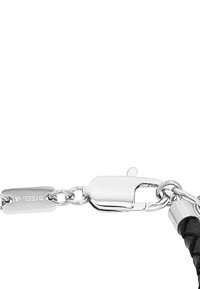 Bracciale in pelle intrecciata nera con chiusura e link in metallo argentato, dotato di un piccolo charm rettangolare incassato con la scritta "STEEL 2."