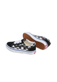 Scarpe in tela a scacchi bianco e nero con dettagli in suede, lacci bianchi, colletto imbottito e suola in gomma con motivo a cialda.