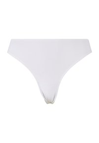 Witte string gemaakt van zachte stof, met een smalle tailleband, minimalistisch ontwerp en een eenvoudige, naadloze constructie. Geen patronen of accenten.