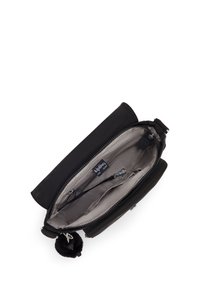 Borsa a tracolla nera Kipling con zip superiore aperta, interno beige, laccio per chiavi e portachiavi con una scimmietta pelosa attaccata.