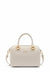 Borsa a mano bianca con texture e hardware dorato, caratterizzata da dettagli con logo embossato, doppi manici e una tracolla removibile.